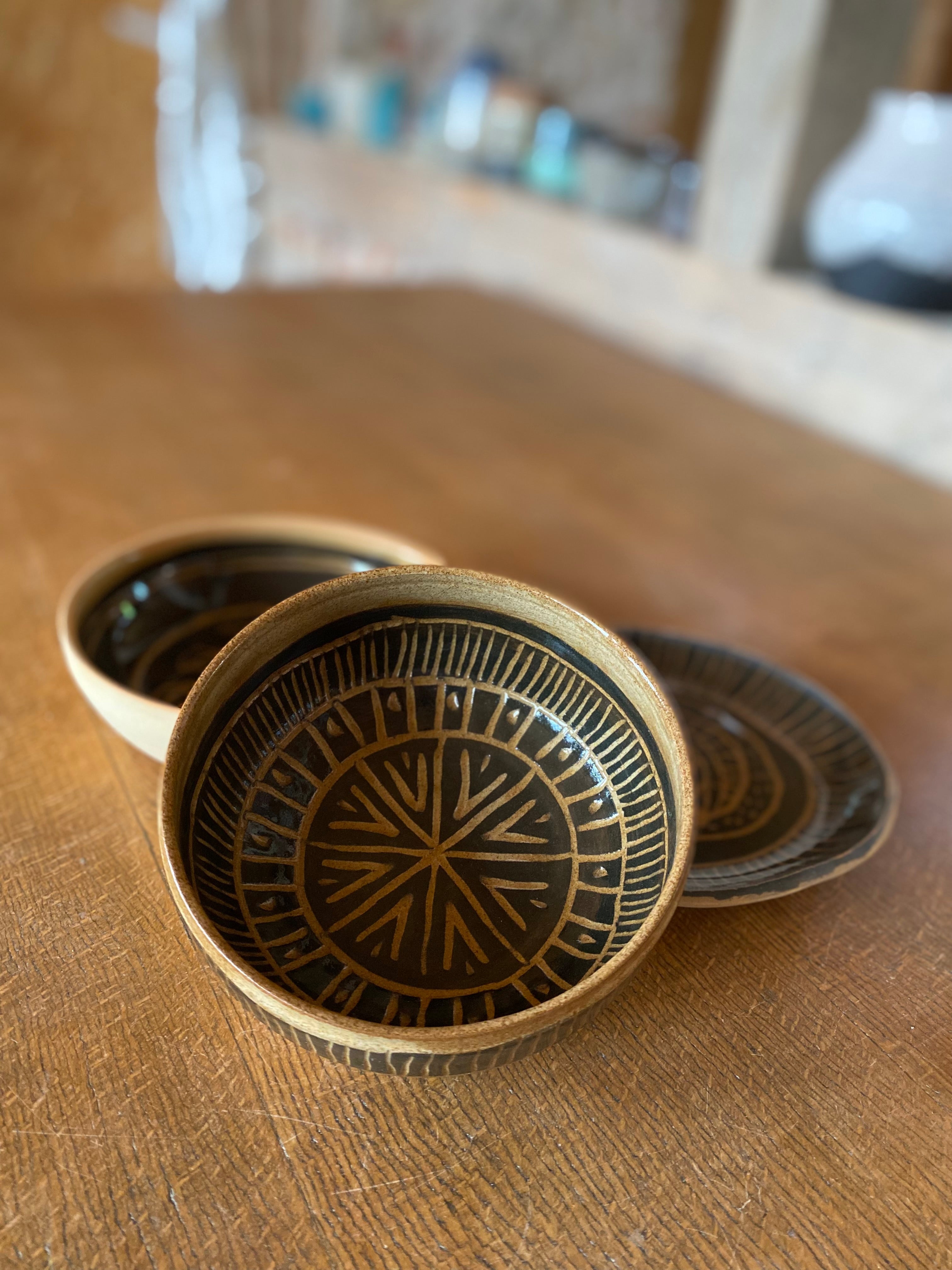 Teller und Bowls mit Sgraffito Technik
